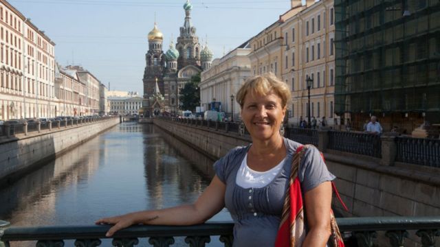 Aposentada Iracema Genecco, de 67 anos, durante viagem a São Petersburgo, na Rússia