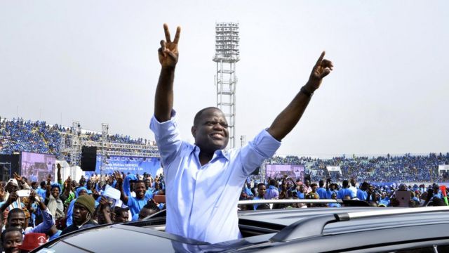 Le candidat Sébastien Adjavon au milieu de ses partisans lors de la campagne électorale, le 3 janvier 2016, à Cotonou.