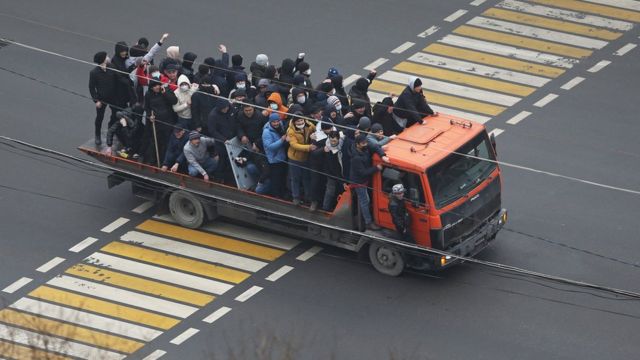 Демонстранты на автомобиле в Алматы