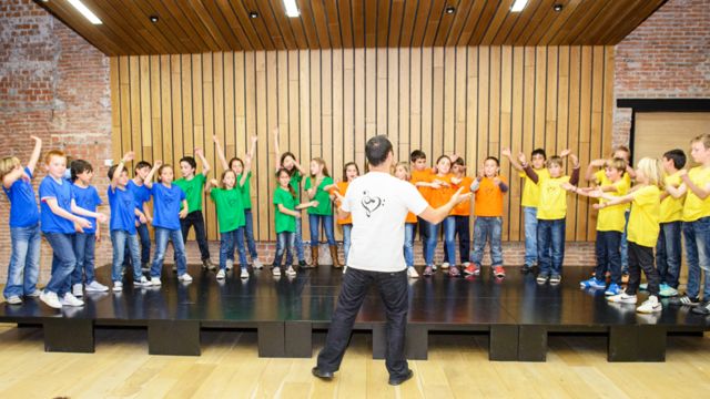 Niños en un coro que forma parte del program de la Fundación Botín
