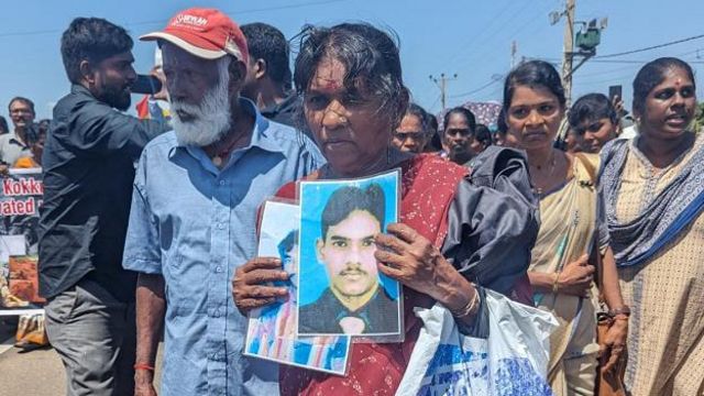 இலங்கையின் தமிழர் பகுதிகள் முடங்கின - முல்லைத்தீவில் பாரிய போராட்டம்