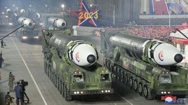 Misiles norcoreanos desplegados en un desfile militar