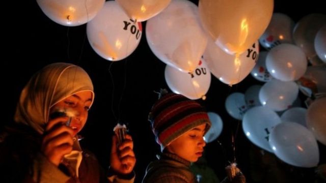 أطفال يحملون البالونات في أول يوم للهدنة في أحدى ضواحي دمشق