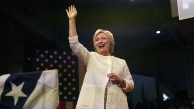 Hillary Clinton yageze ku ntambwe abandi bagore batari bwashikire mu matora