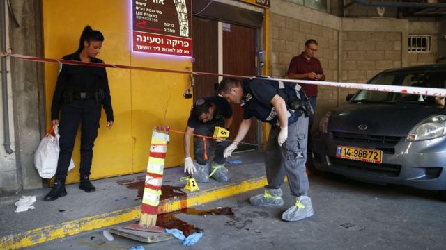 Israeli police inspect the site of a stabbing attack in Tel Aviv on 19 November 2015