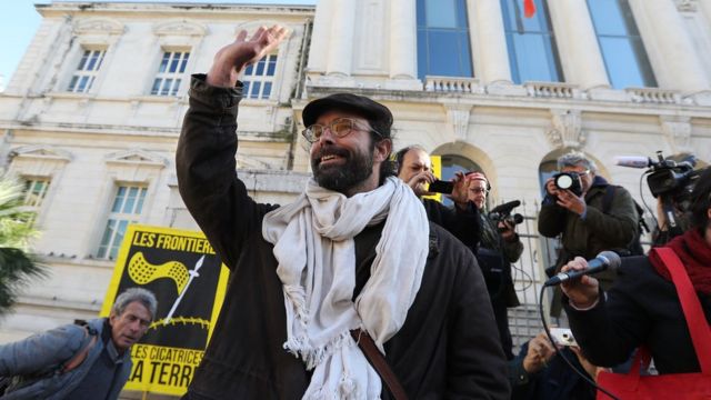 Cedric Herrou fermasında yeniyetmələr də daxil olmaqla onlarla miqranta ev açıb