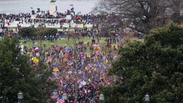 Перед тем, как штурмовать здание конгресса, сторонники Трампа собрались на Капитолийском холме
