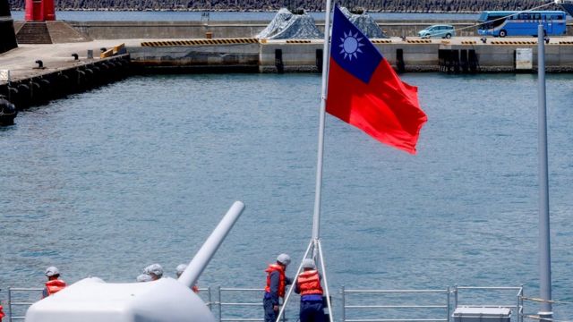 宜兰港某中华民国海军舰艇上两名士兵升起青天白日满地红旗（26/7/2022）