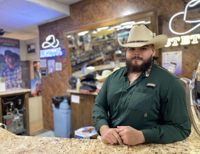 Armando Saenz en una tienda de botas cowboy y ropa texana en el centro de McAllen, Texas, en octubre de 2022.