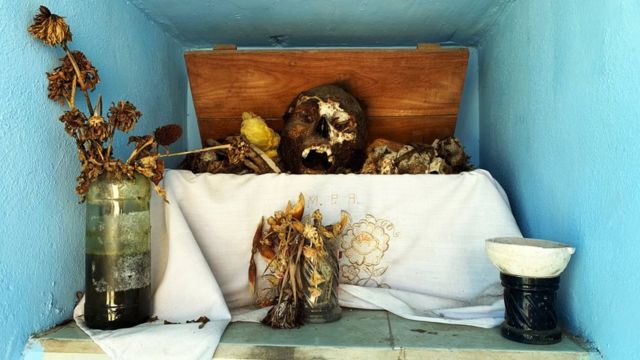 Cráneo en cementerio de Pomuch