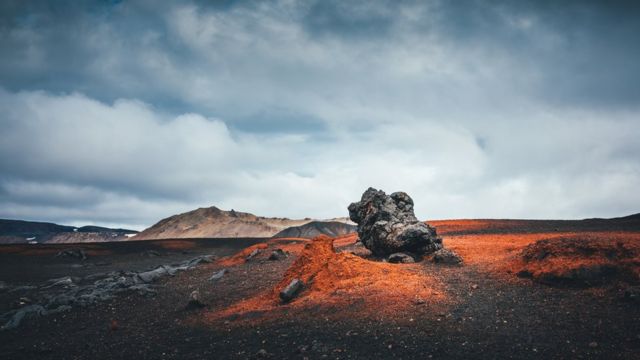 Roca en un campo de lava en Islandia.