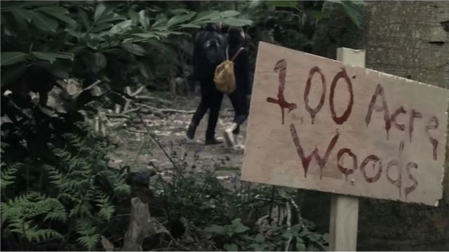 "Sangre y miel" comienza con un Christopher Robin convertido en adulto que regresa al Bosque de los Cien Acres