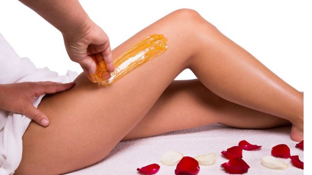 Mujer depilándose piernas.