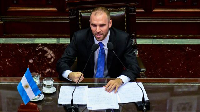 Martín Guzmán hablando en el Congreso