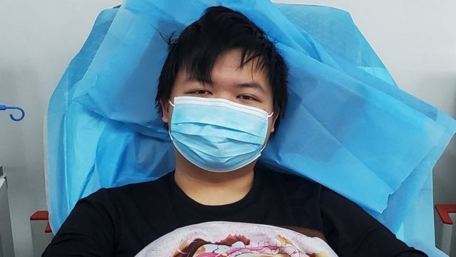 Tiger Ye em hospital doando plasma