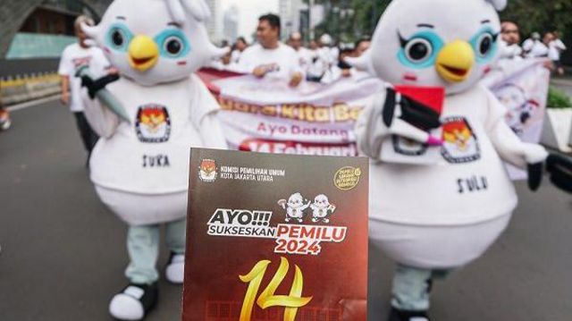 Sejumlah petugas KPU melakukan sosialisasi Pemilu 2024 saat Hari Bebas Kendaraan Bermotor (HBKB) di kawasan Bundaran HI, Jakarta, Minggu (26/11/2023). Sosialisasi tersebut bertujuan mengajak masyarakat agar menggunakan hak pilihnya dalam Pemilu 2024 sehingga mengurangi potensi golput.