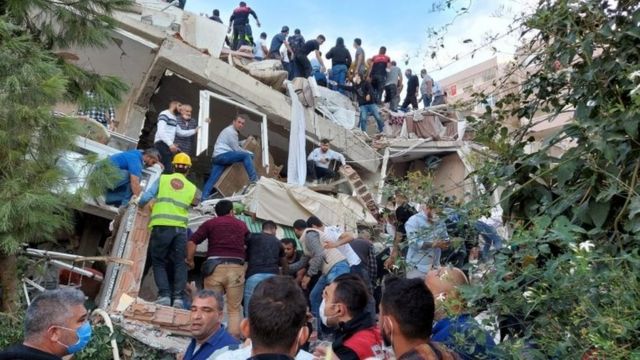 مردم در آوار مشغول پیدا کردن بازماندگان هستند