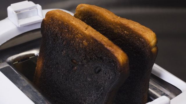 Tostadas quemadas.