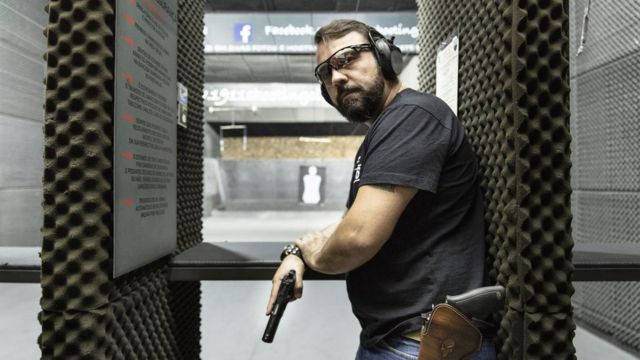 O empresário André Luiz Nobre, que tem seis armas, no clube do tiro 1911, em São Paulo