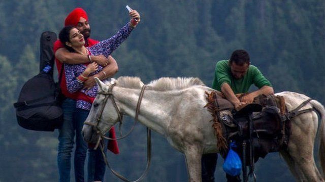 tourists returning to Kashmir