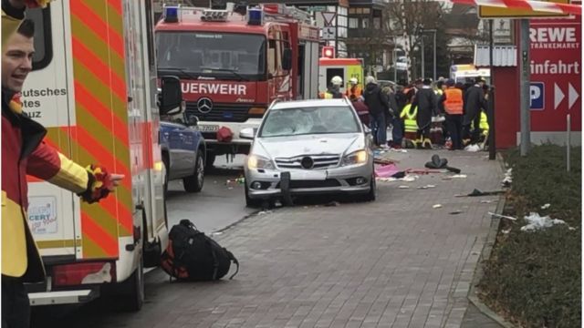 مصابون في اقتحام سيارة حشودا بمهرجان في ألمانيا Bbc News عربي