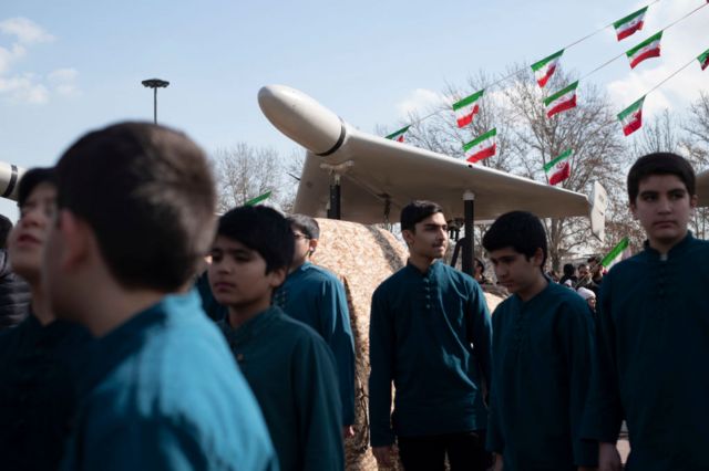 Niños admiran un dron iraní durante un desfile en Teherán