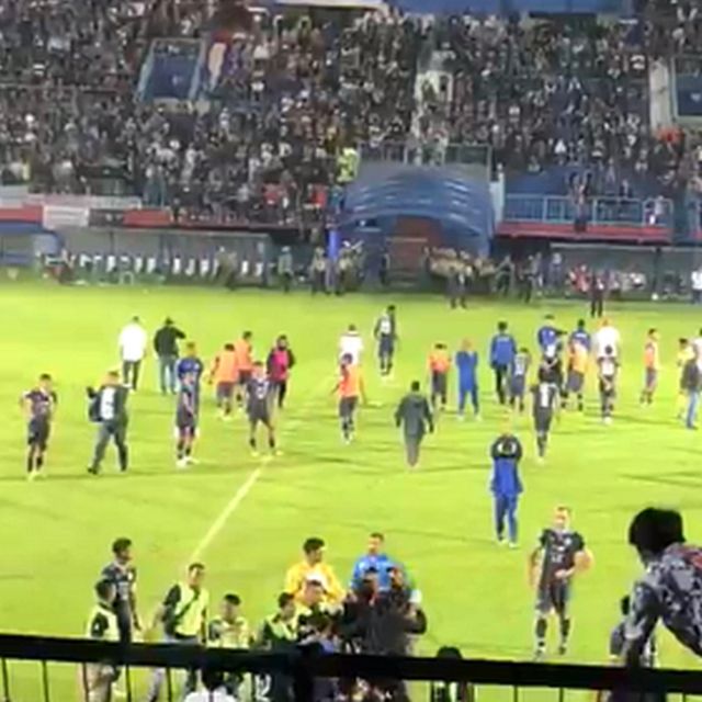 Sejumlah penonton turun lapangan setelah pertandingan Arema-Persebaya.