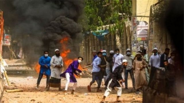 ভারতীয় প্রধানমন্ত্রীর বাংলাদেশ সফরের প্রতিবাদে বিক্ষোভে নেতৃত্ব দিয়ে আলোচনায় আসেন মামুনুল হক। সফরের দিনে হেফাজতে ইসলামের সমর্থকদের বিক্ষোভ।