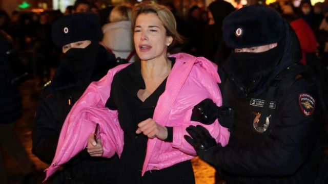 Policías detienen en Moscú a la cantante Olga Romanovskaya por participar en una protesta contra le guerra.