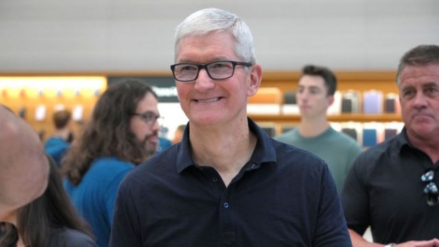 Tim Cook en un Apple Store