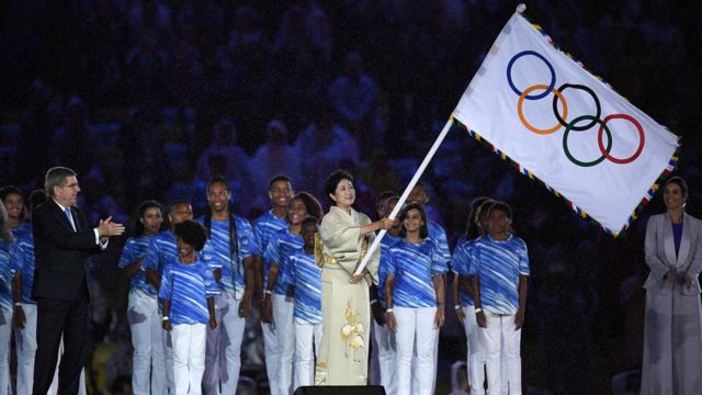 Tokyo governor Yuriko Koike (right) waves the Olympic flag during the closing ceremony of the Rio 2016 Olympic Games, 21 August 2016, Rio.