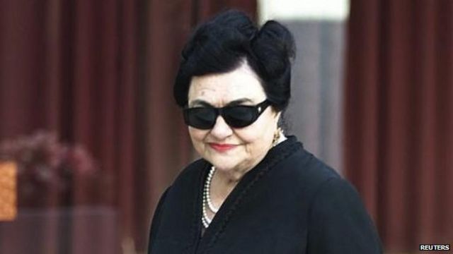 Jovanka Broz looking at the tomb of her husband (May 2001)