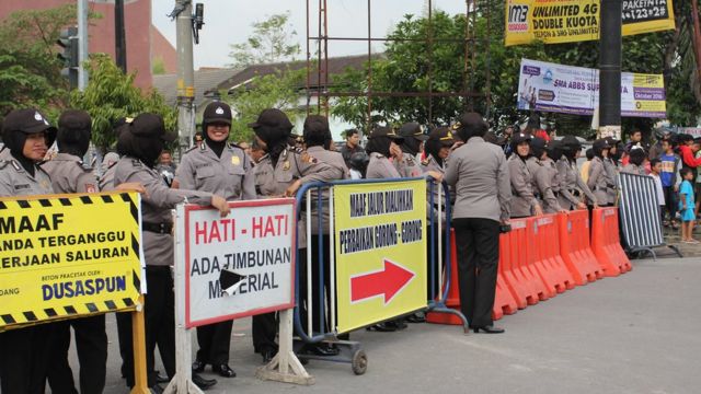 Sejumlah Polwan berjilbab memblokade jalanan yang melintas ke arah kediaman keluarga presiden Joko Widodo.