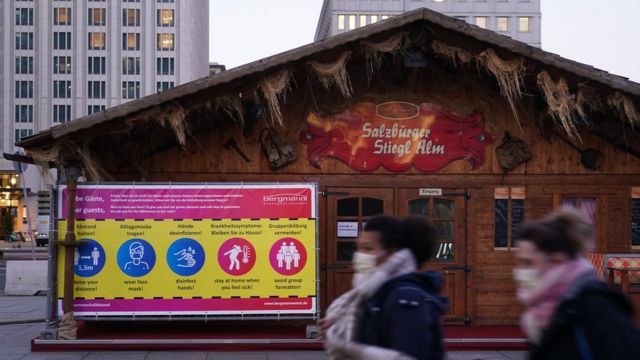 독일의 주요 크리스마스 마켓은 이미 대부분 취소됐지만, 일부 지역은 축소된 규모로 진행하겠다는 뜻을 밝혔다. 큰 마켓이 열리던 베를린 포츠담 광장 앞을 마스크를 낀 사람들이 지나고 있다