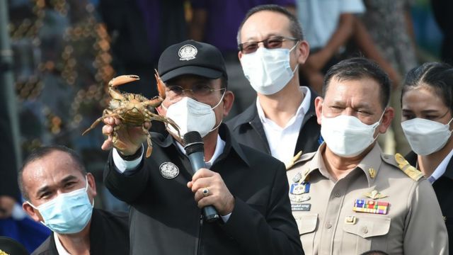 นายกฯ หยิบปูขึ้นมาโชว์สื่อมวลชน