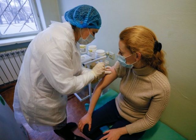 "Ніхто не біжить займати чергу". Як прохоходить вакцинація російською вакциною в "ЛНР"