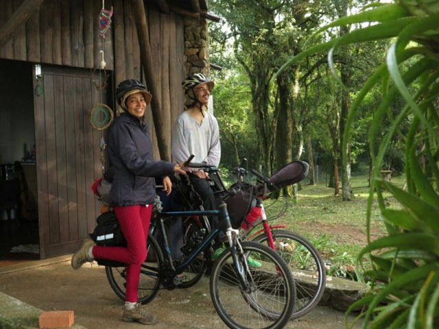 O casal em frente a uma casa com suas bicicletas em Guaporé, no Rio Grande do Sul, em 2017 