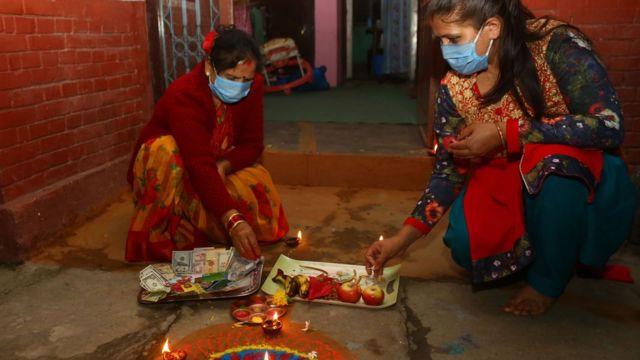 हिन्दु नेपालीहरूको दोस्रो ठूलो पर्व तिहारको अवसरमा काठमाण्डूको बानेश्वरमा शनिवार लक्ष्मी पूजा गर्दै ।