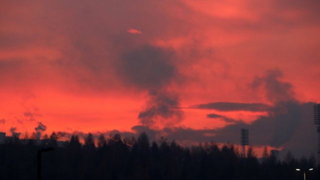 سماء حمراء بسبب التلوث في سراييفو
