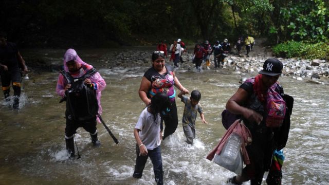 Imigrantes no lado colombiano da Passagem de Darién, em julho de 2023