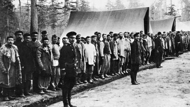 بعض النزلاء في المعتقلات السوفيتية المعروفة باسم "الغولاغ" إبان حكم ستالين
