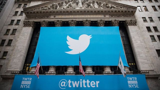 Una bandera de Twitter en la fachada del mercado de valores neoyorquino.