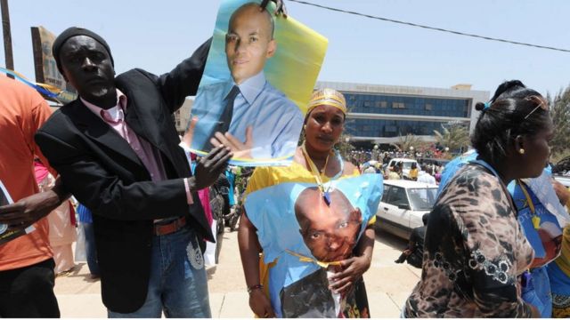 Des affiches de Karim et Abdoulaye Wade tenues par des militants du PDS