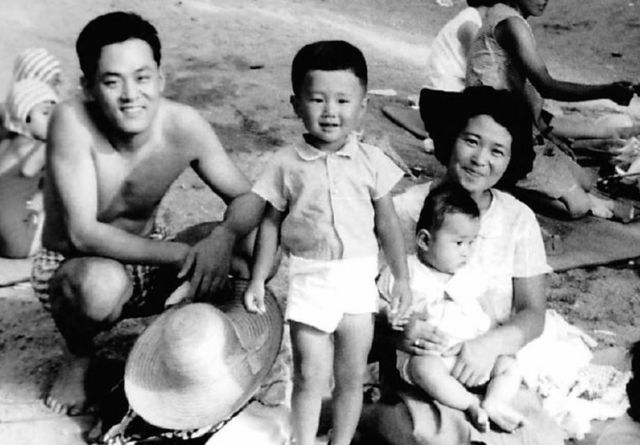 1966年に広島の海岸で落合さんと両親