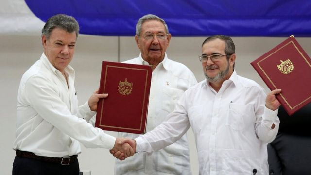 署名式で。写真左からサントス・コロンビア大統領、カストロ・キューバ国家評議会議長、FARCのロンドニョ最高司令官（23日）