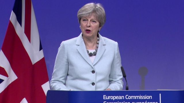 ブリュッセルで記者会見するメイ首相(8日)
