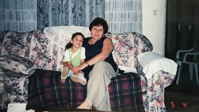 Amber Nuño de pequeña con su abuela Gloria.