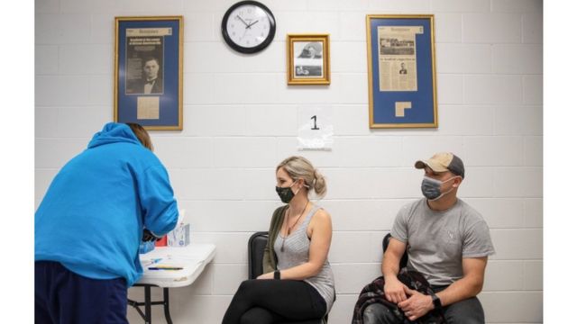 Stefanie Dunahay, 39, e Matt Dunahay, 39, aguardam para receber a vacina contra o coronavírus no Centro Comunitário de Bradfield em Ohio, EUA, 29 de março de 2021