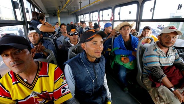 Migrantes en un autobús