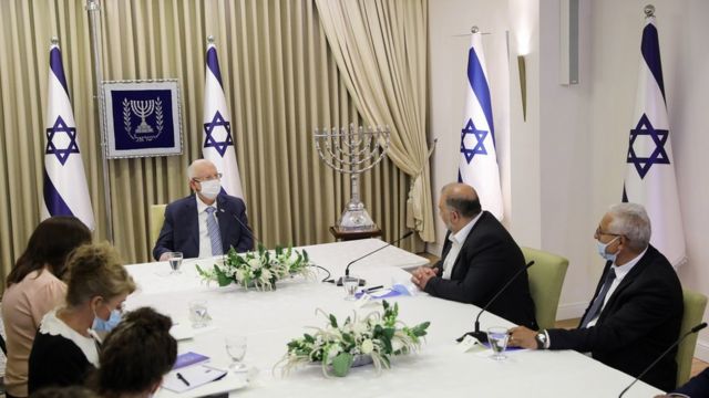 الرئيس الإسرائيلي عقد مشاورات مع زعماء أحزاب مختلفة.